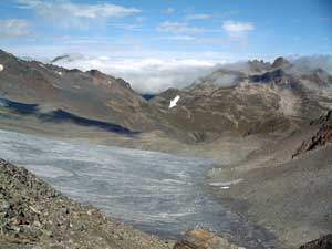 Blick über den Vadret da Grialetsch zur Chamanna da Grialetsch (Pfeil)